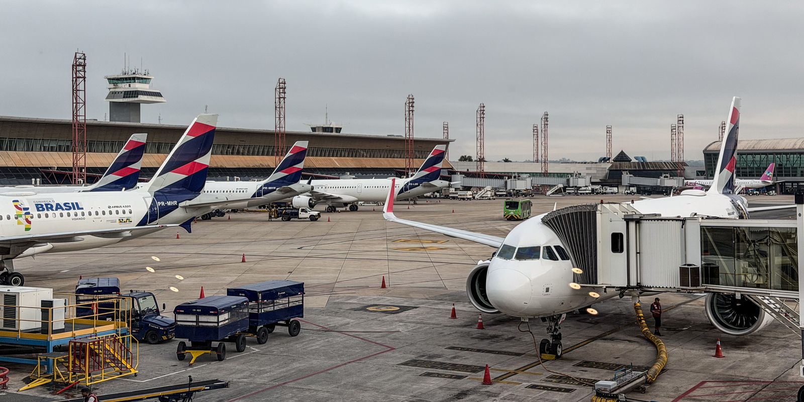 Anvisa atualiza normas de segurança sanitária para aeroportos e aviões no Brasil