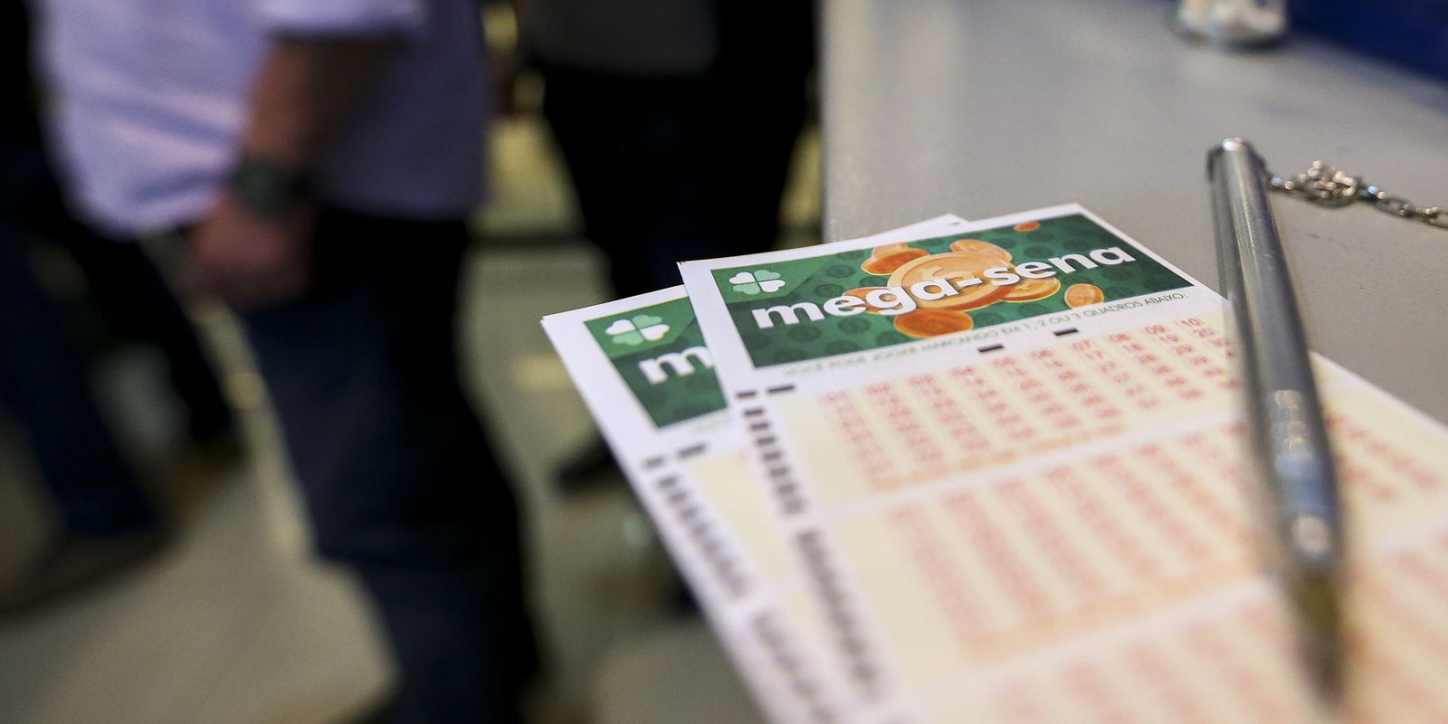 Mega-Sena acumula em R$ 25 milhões e dezenas do concurso são divulgadas