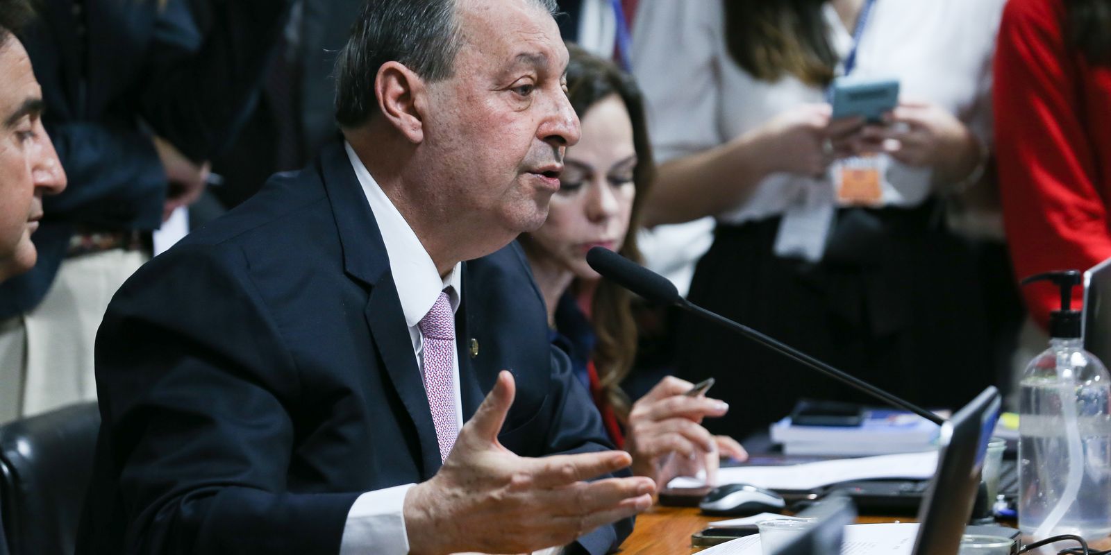 Relator da CCJ vota a favor da PEC do fim da escala 6x1 no Senado
