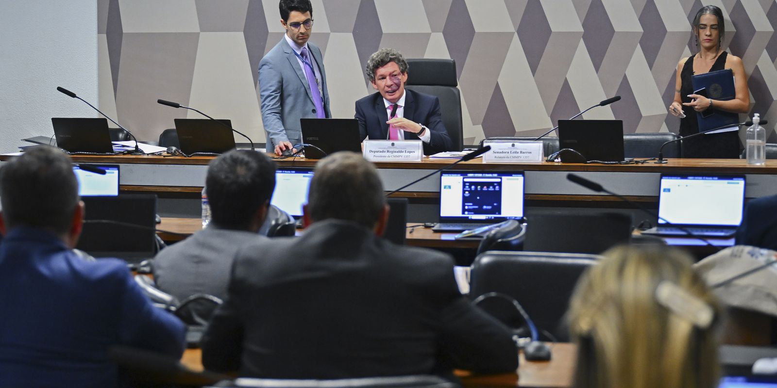 Medida provisória da taxa das blusinhas tem votação adiada no congresso nacional