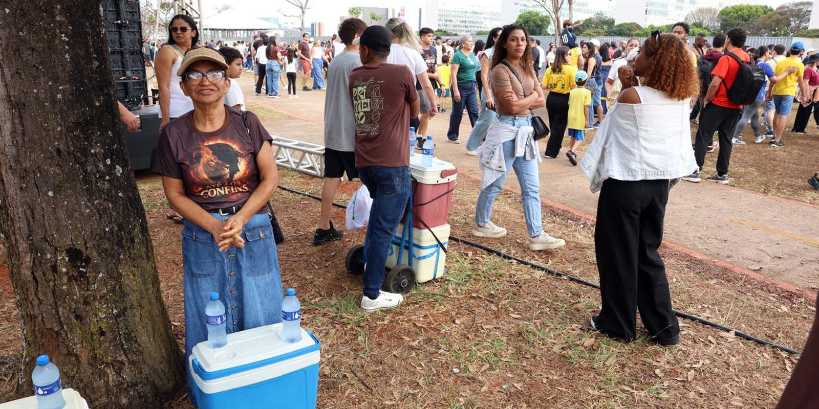 Ambulantes buscam sustento e trabalham no 7 de Setembro em Brasília