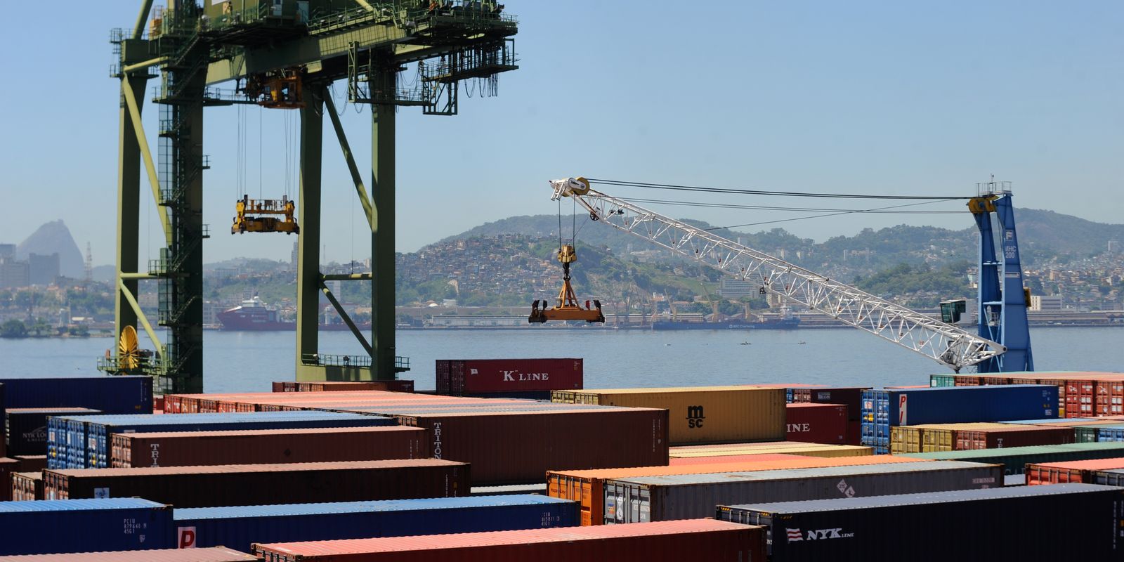 Balança comercial registra superávit de US$ 7,4 bilhões em agosto impulsionada por exportações