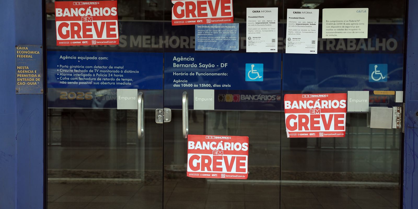 Funcionários rejeitam proposta e mantêm greve na Caixa em todo o país