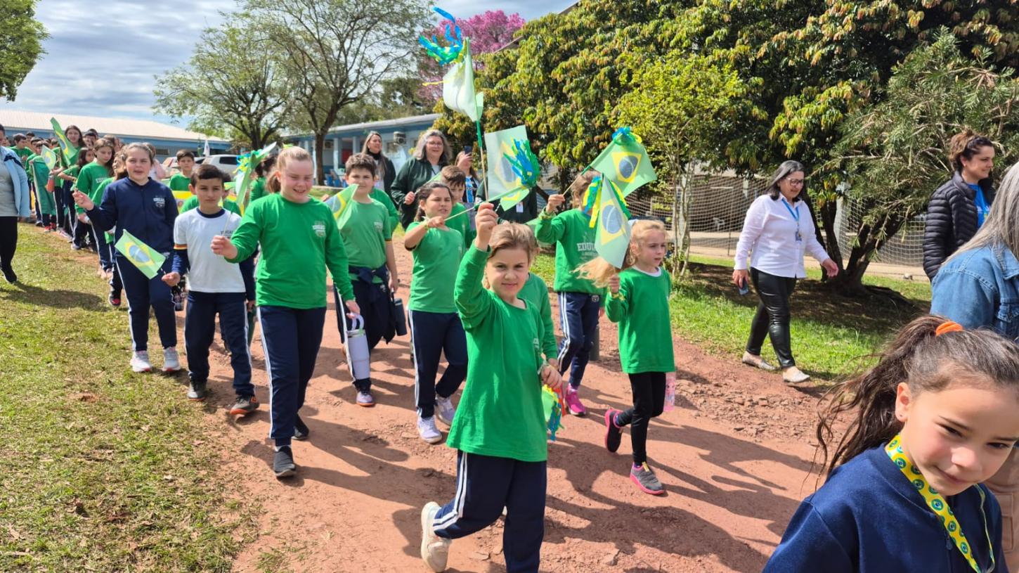 CAMINHADA CÍVICA REÚNE ALUNOS E PROFESSORES EM IJUCAPIRAMA