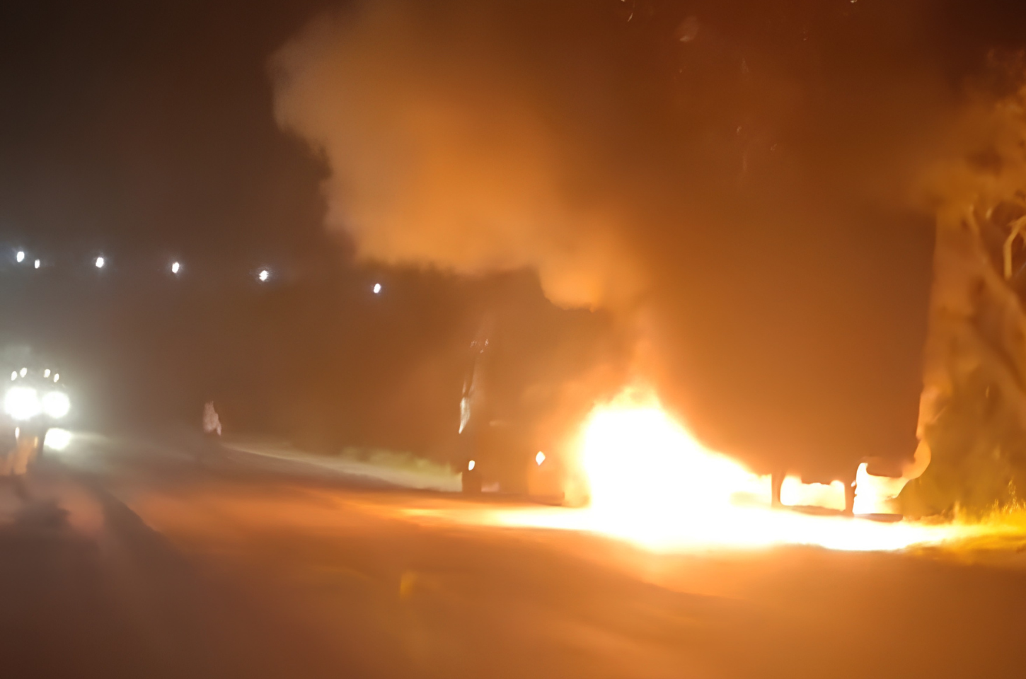 Carreta pega fogo no trevo da BR 287 em São Vicente do Sul