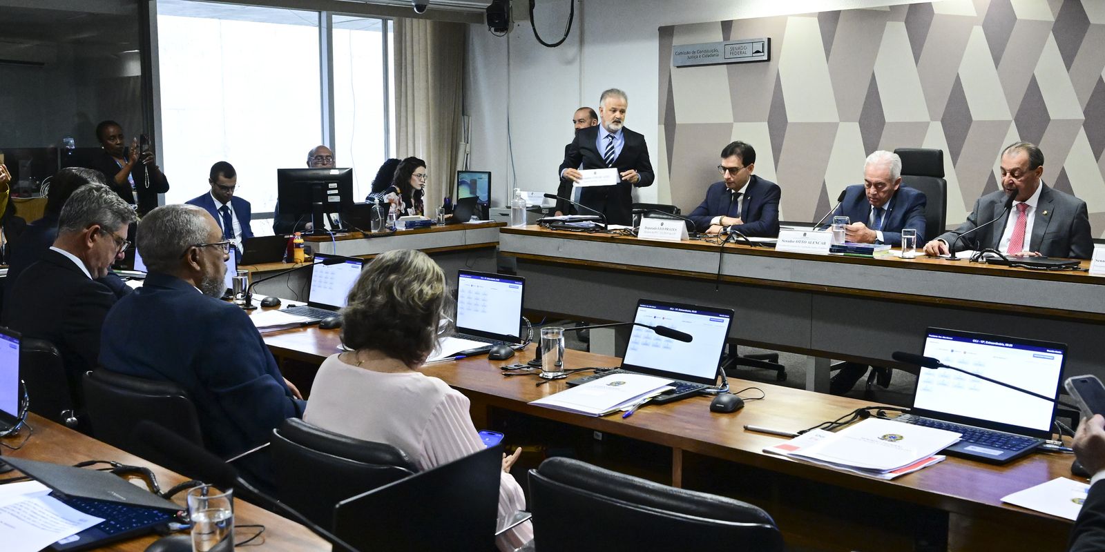 CCJ do Senado aprova PEC que determina o fim da jornada 6x1