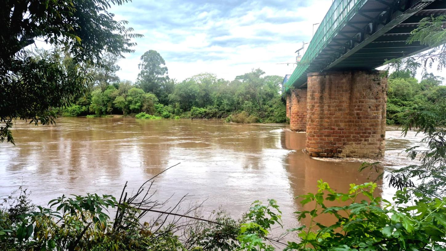 Chuva deixa estradas danificadas e Rio Jaguari se aproxima dos 7 metros