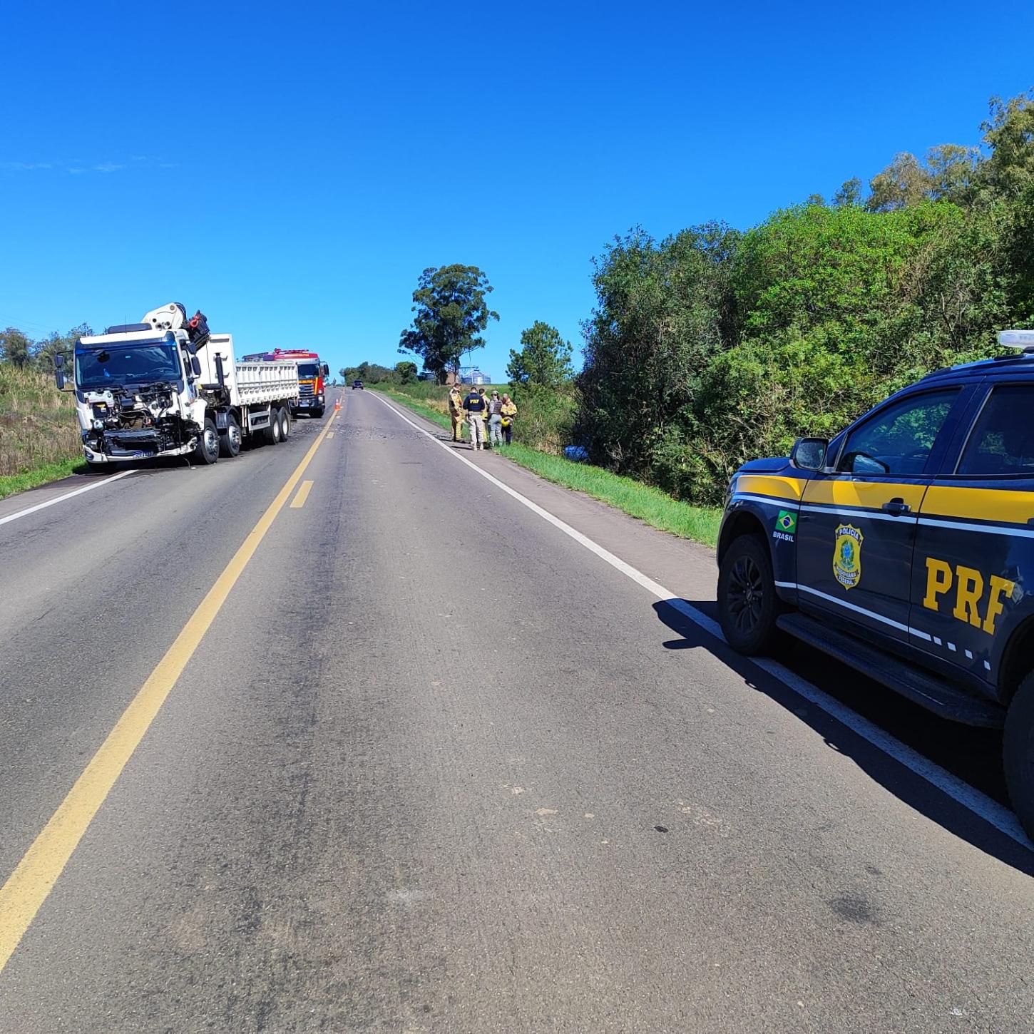 Colisão frontal entre carro e caminhão deixa vítima fatal