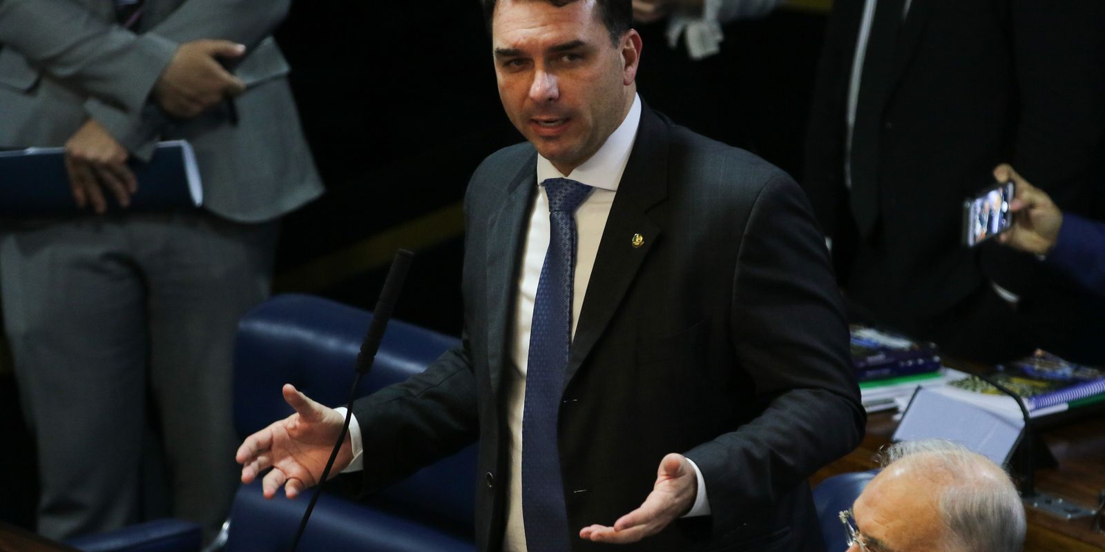 Defesa de Flávio Bolsonaro tenta mudar relator do caso Dark Horse no STF