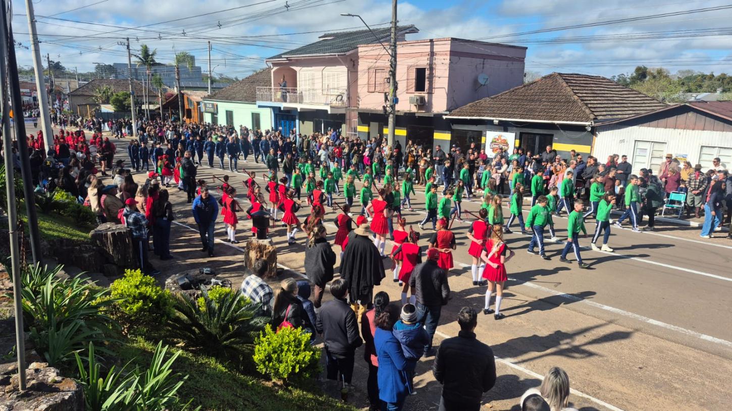 DESFILE CÍVICO CELEBRA A PÁTRIA COM CORES, CIVISMO E EMOÇÃO EM MATA