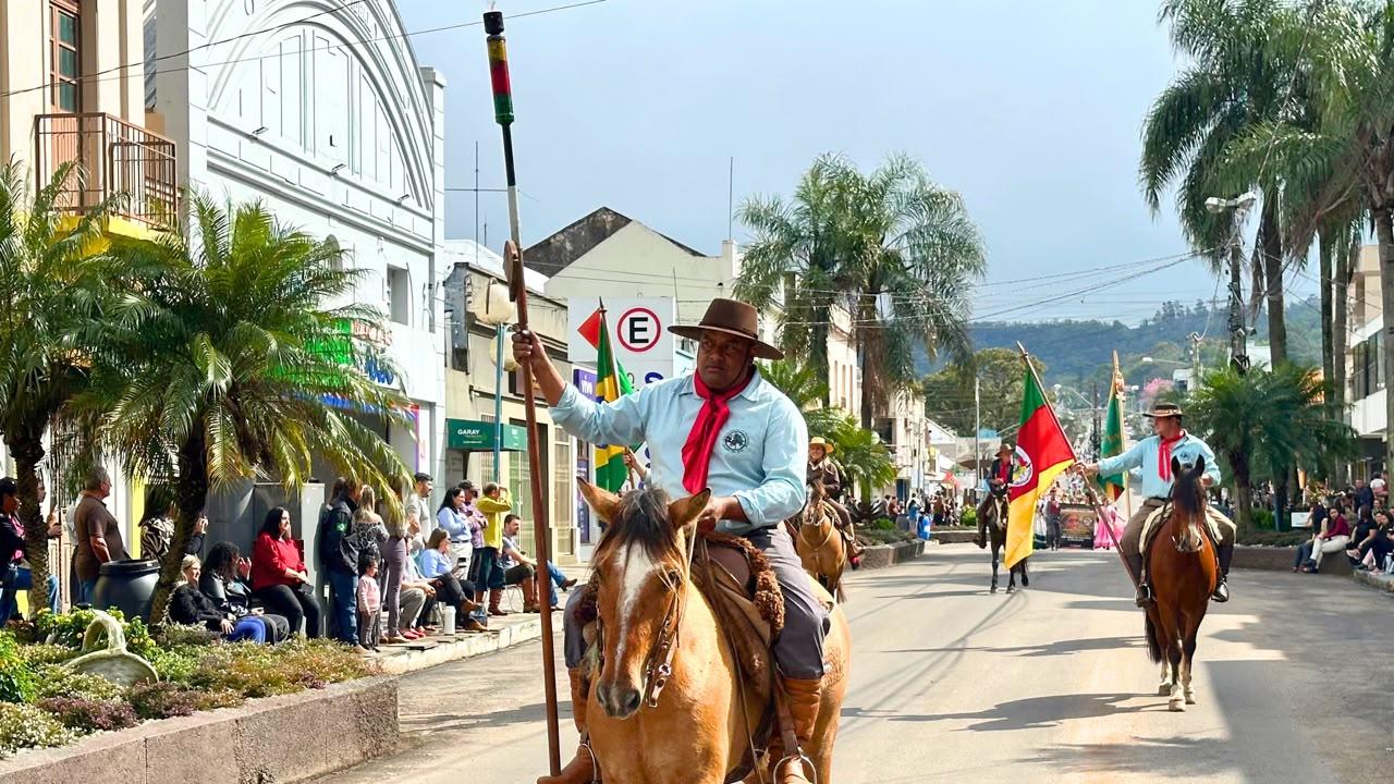 Desfile celebra as tradições e reúne a comunidade jaguariense no Dia do Gaúcho