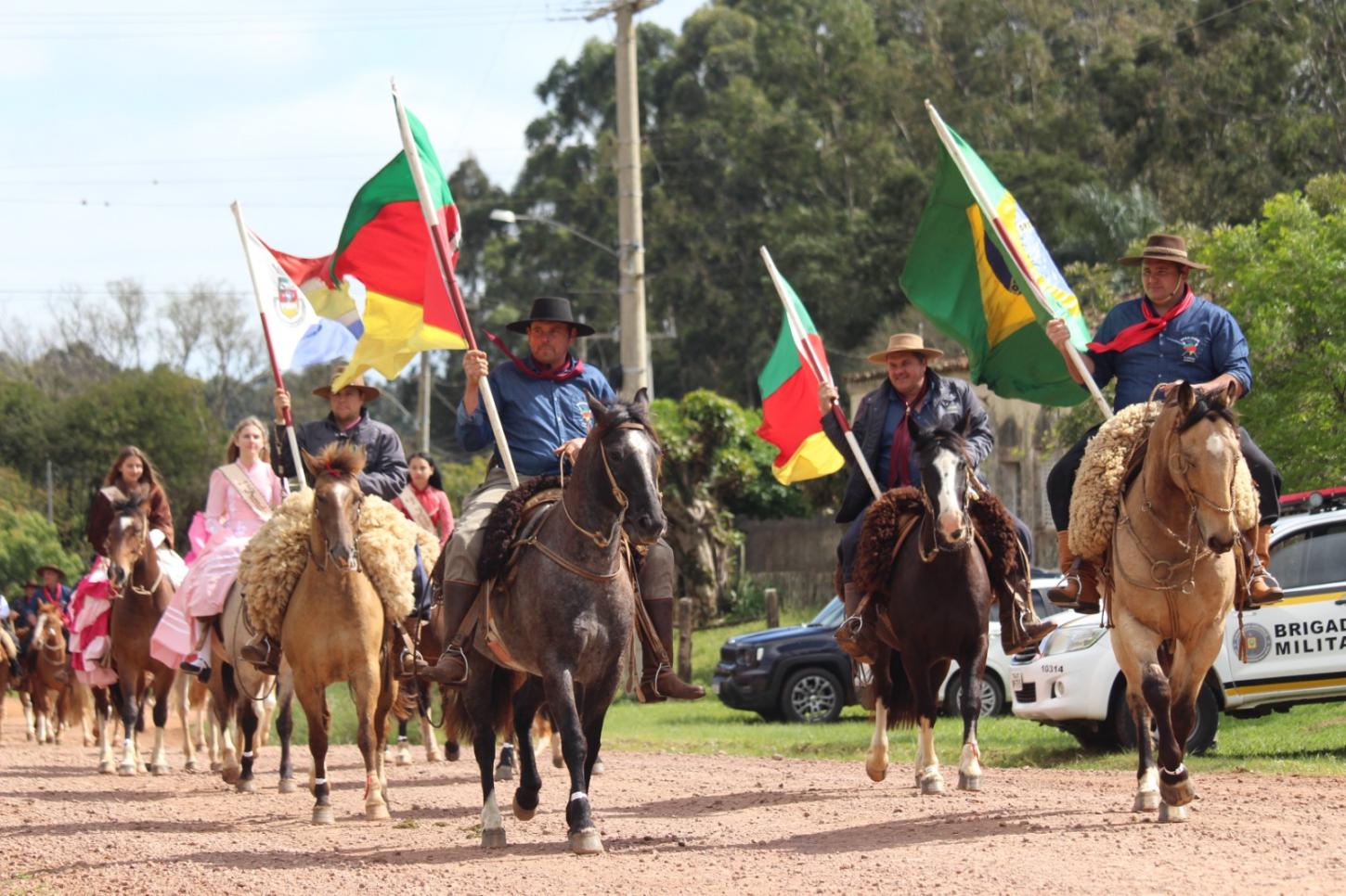 FLORIDA REALIZA DESFILE TRADICIONALISTA