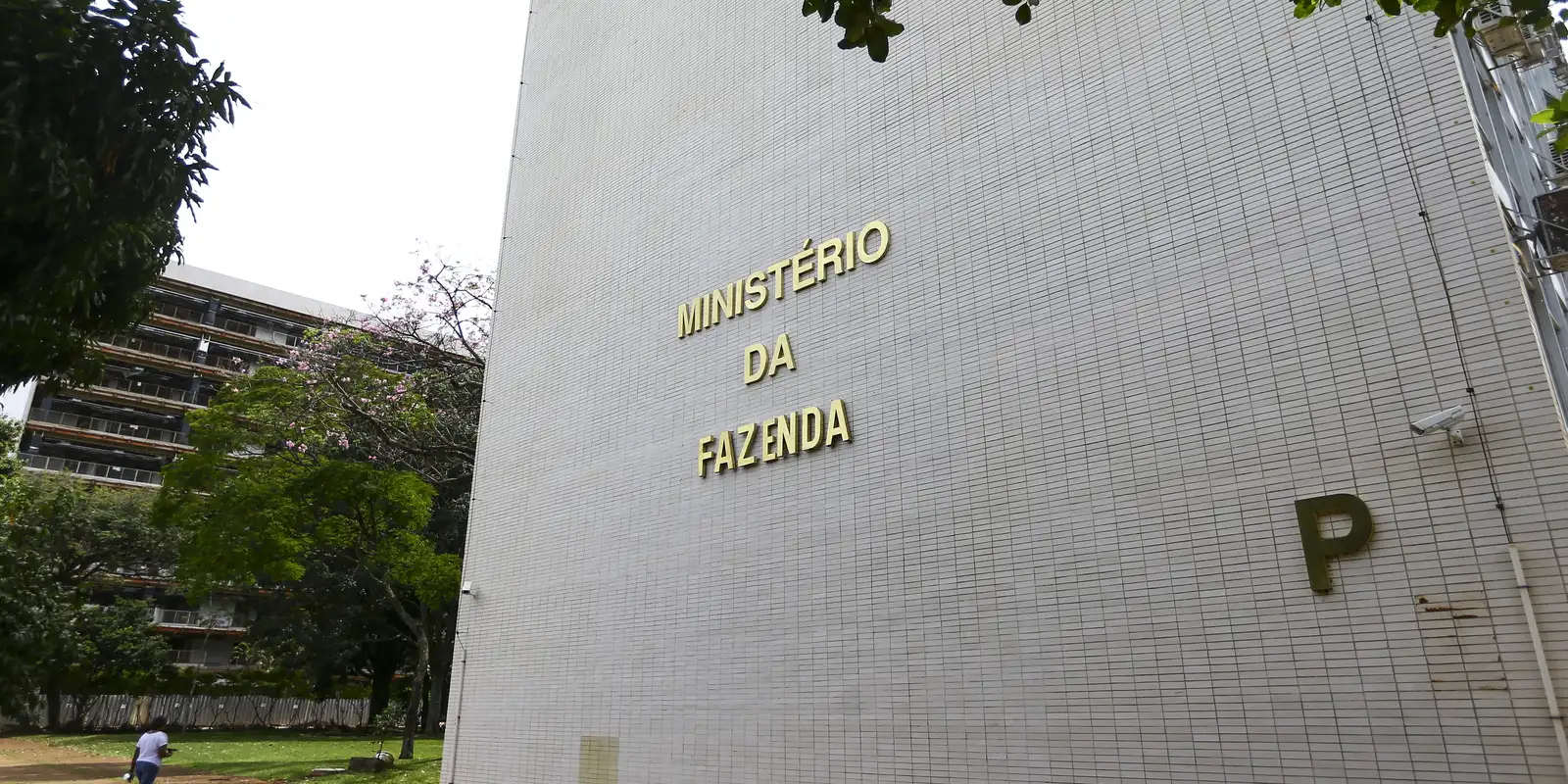 Fazenda reduz projeção do PIB para 2% em 2026 sob impacto de juros altos