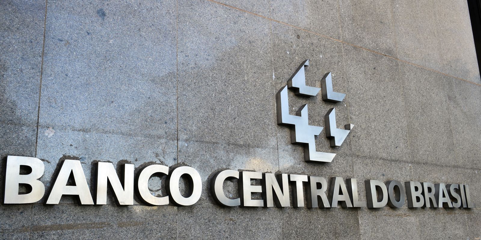 Mercado financeiro projeta queda na inflação para 5% este ano, aponta Boletim Focus