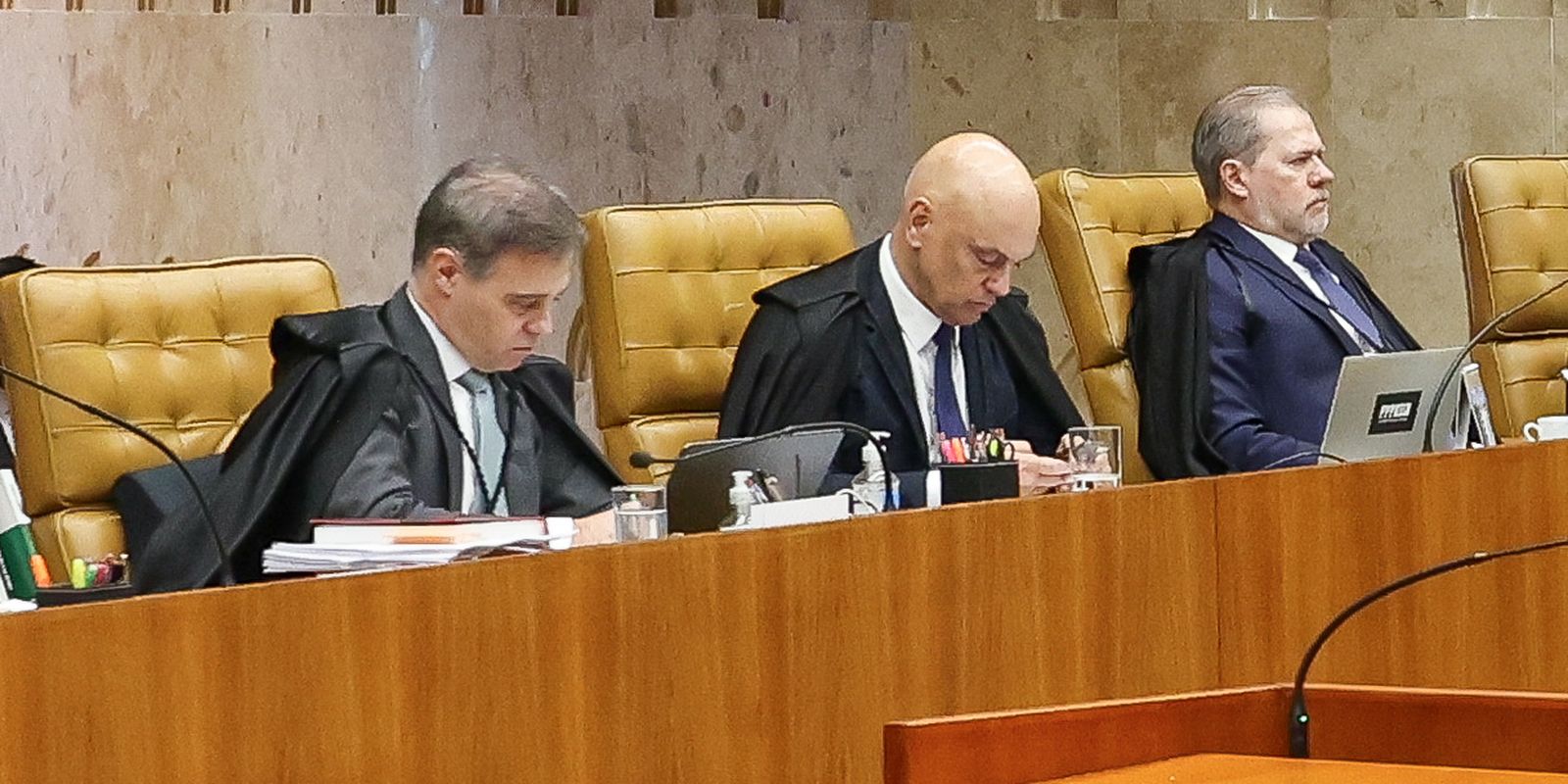 Alexandre de Moraes acusa André Mendonça durante sessão tensa no STF