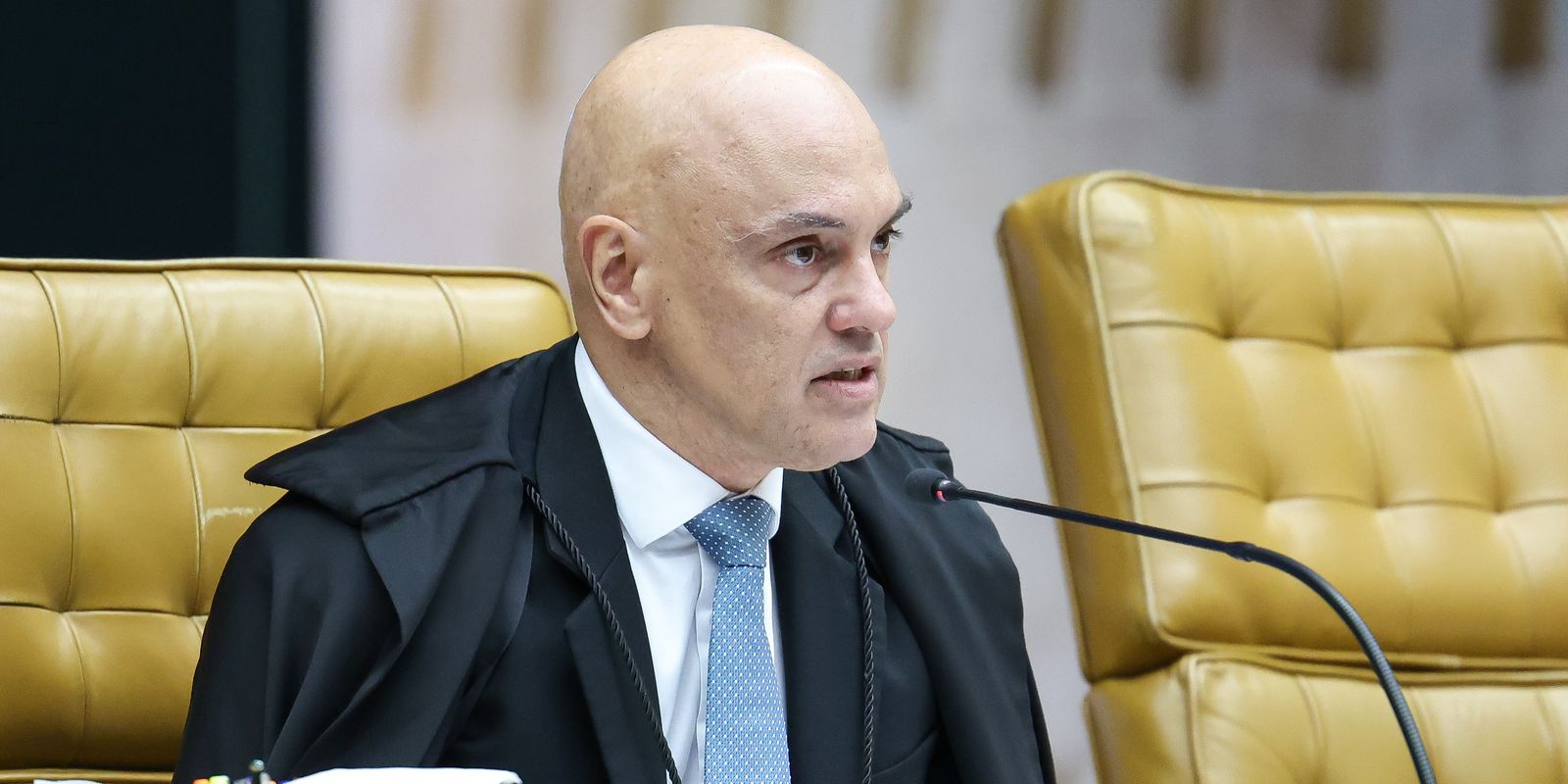 Alexandre de Moraes envia a Edson Fachin pedido de investigação contra André Mendonça