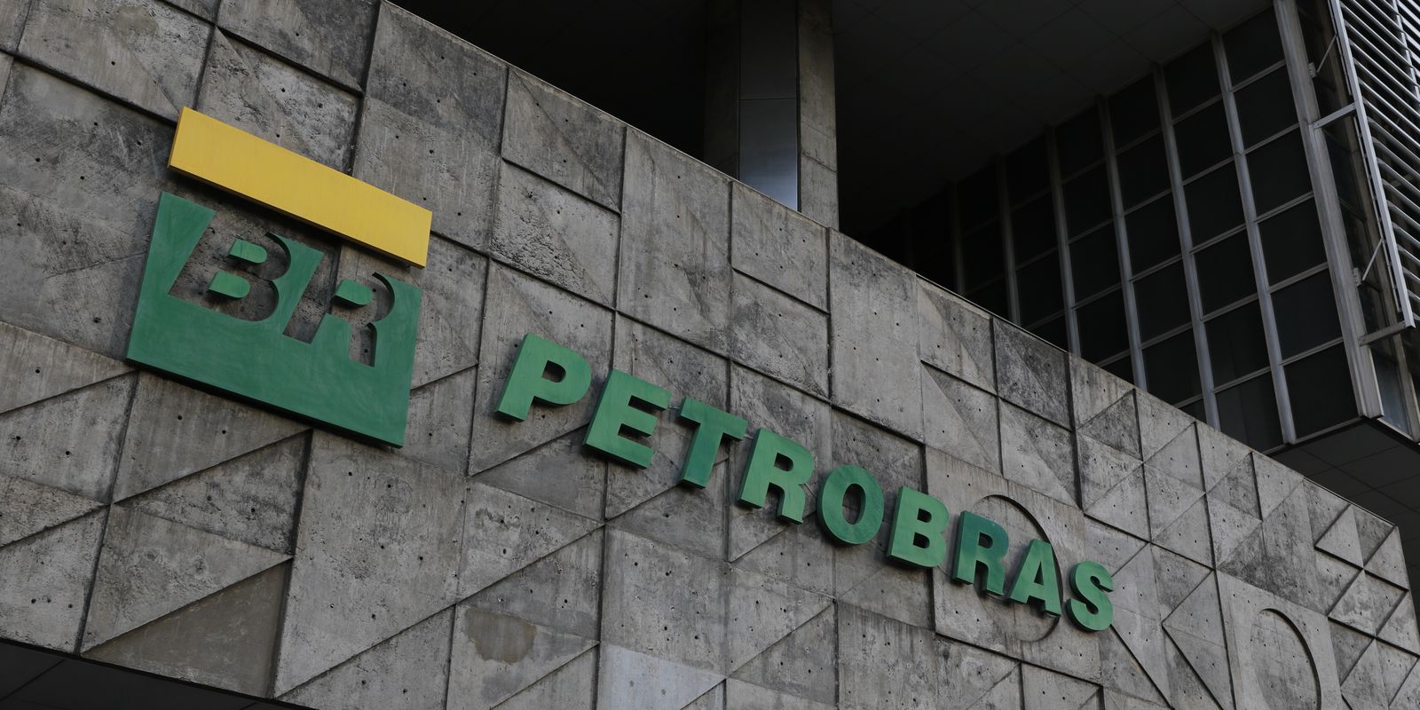 Petrobras batiza o navio Starnav Elektra com tripulação totalmente feminina