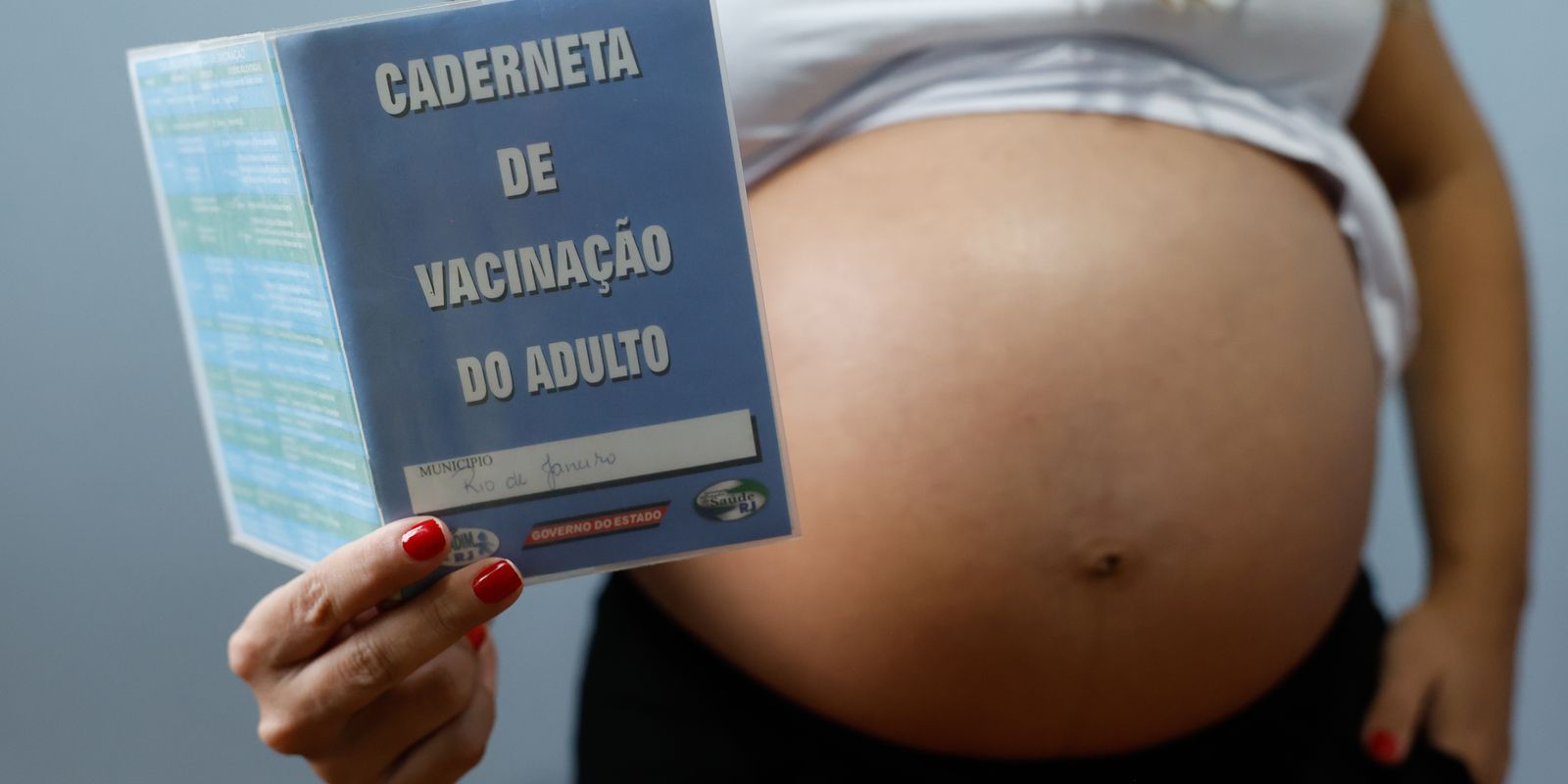 Baixa adesão à vacinação em gestantes contra gripe e covid acende alerta de saúde