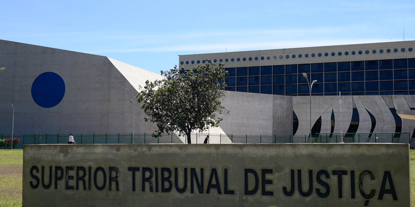 STJ suspende processos sobre aluguel de curta temporada em prédios