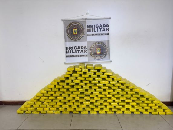 Tráfico de drogas: Dupla é presa com 110 kg de maconha na RSC 377 em Santiago