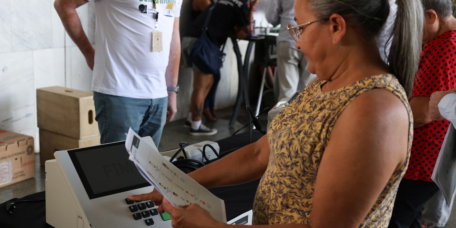 TRE-RJ distribui mais de um milhão de modelos de cola eleitoral para votação