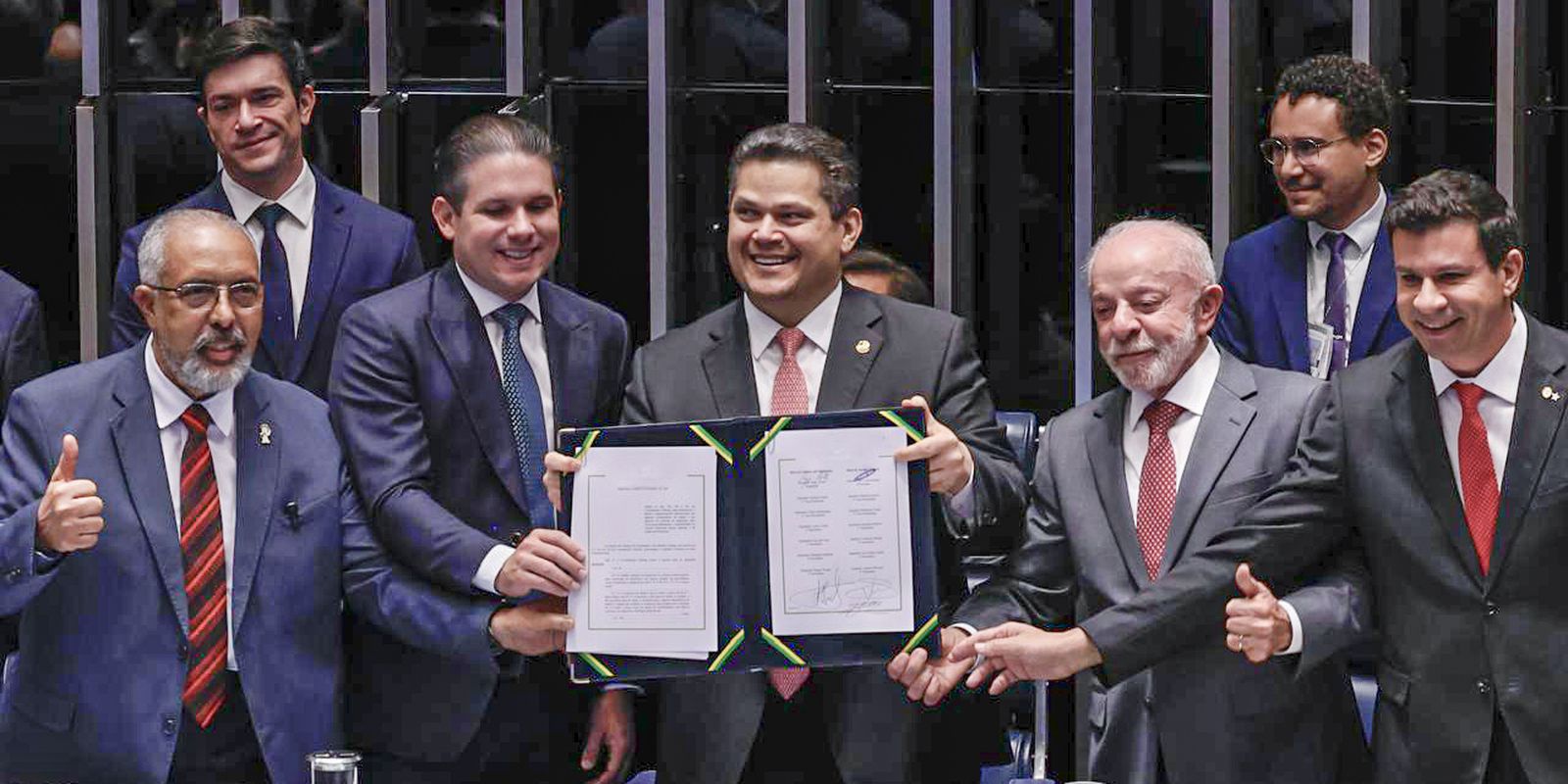 Alcolumbre homenageia Paulo Paim na celebração pelo fim da escala 6x1