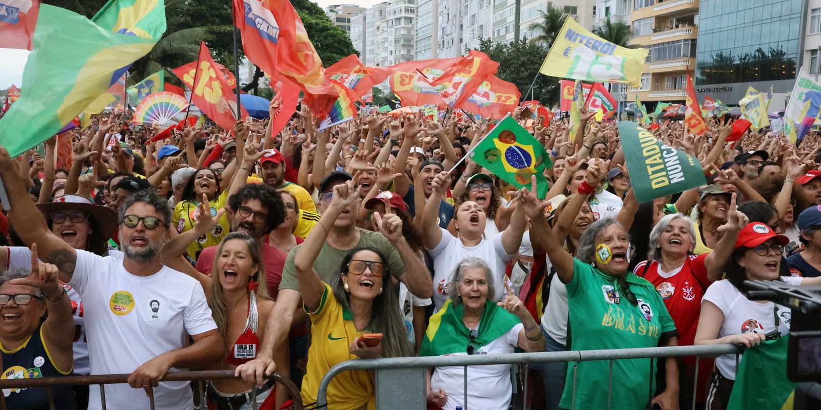 Ato político pela democracia e Lula reúne multidão em Copacabana