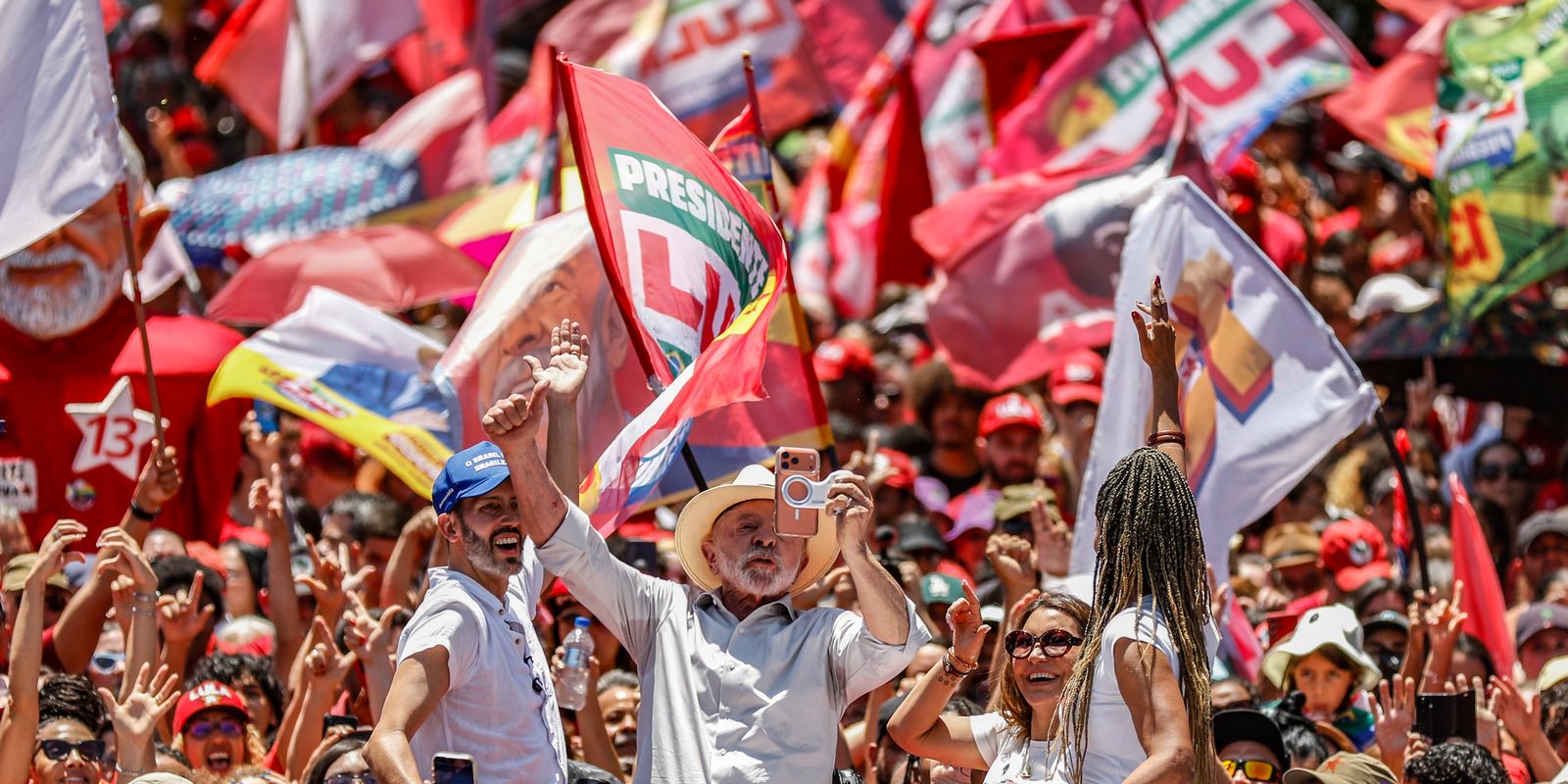 Lula defende fim da escala 6x1 e critica oponentes em ato no DF