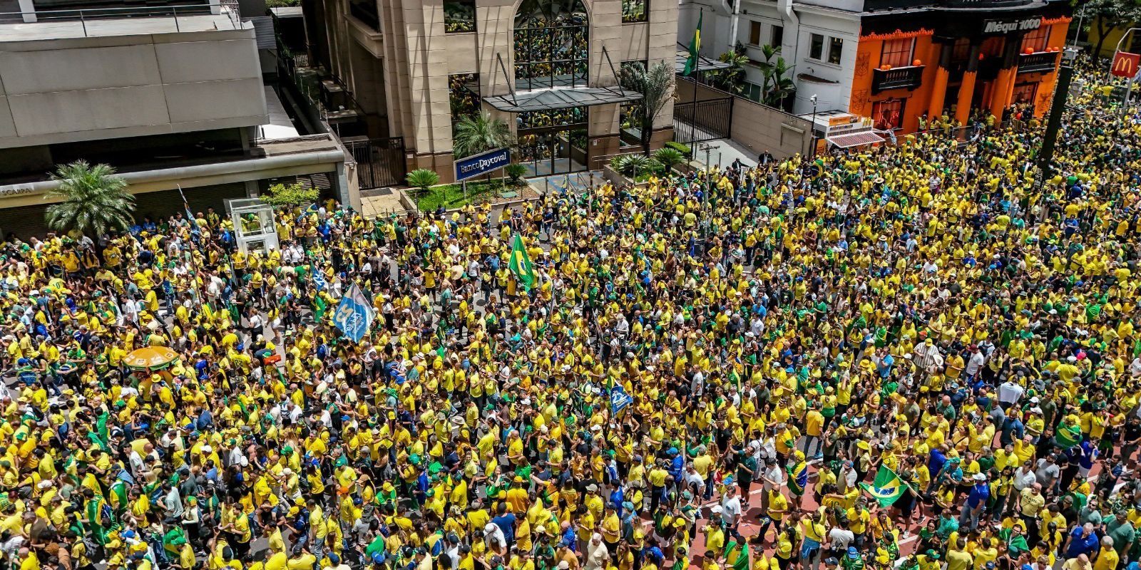 Flávio Bolsonaro realiza manifestação na Avenida Paulista