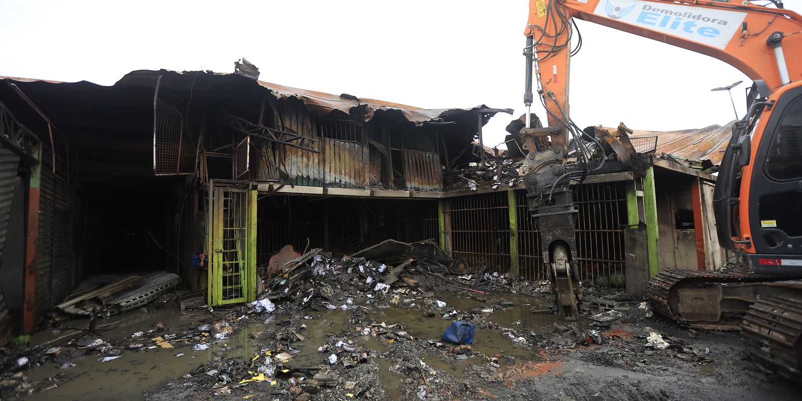 Atingidos por incêndio na Ceagesp recebem tendas provisórias em outubro