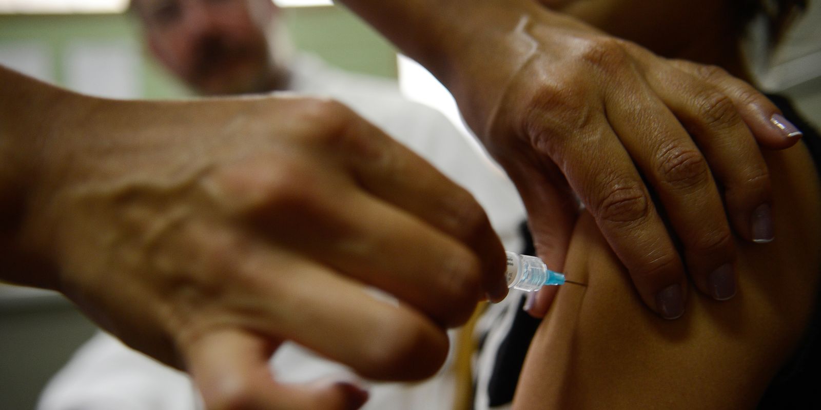 Consultas por lesões de colo do útero despencam no SUS após a vacina contra o HPV