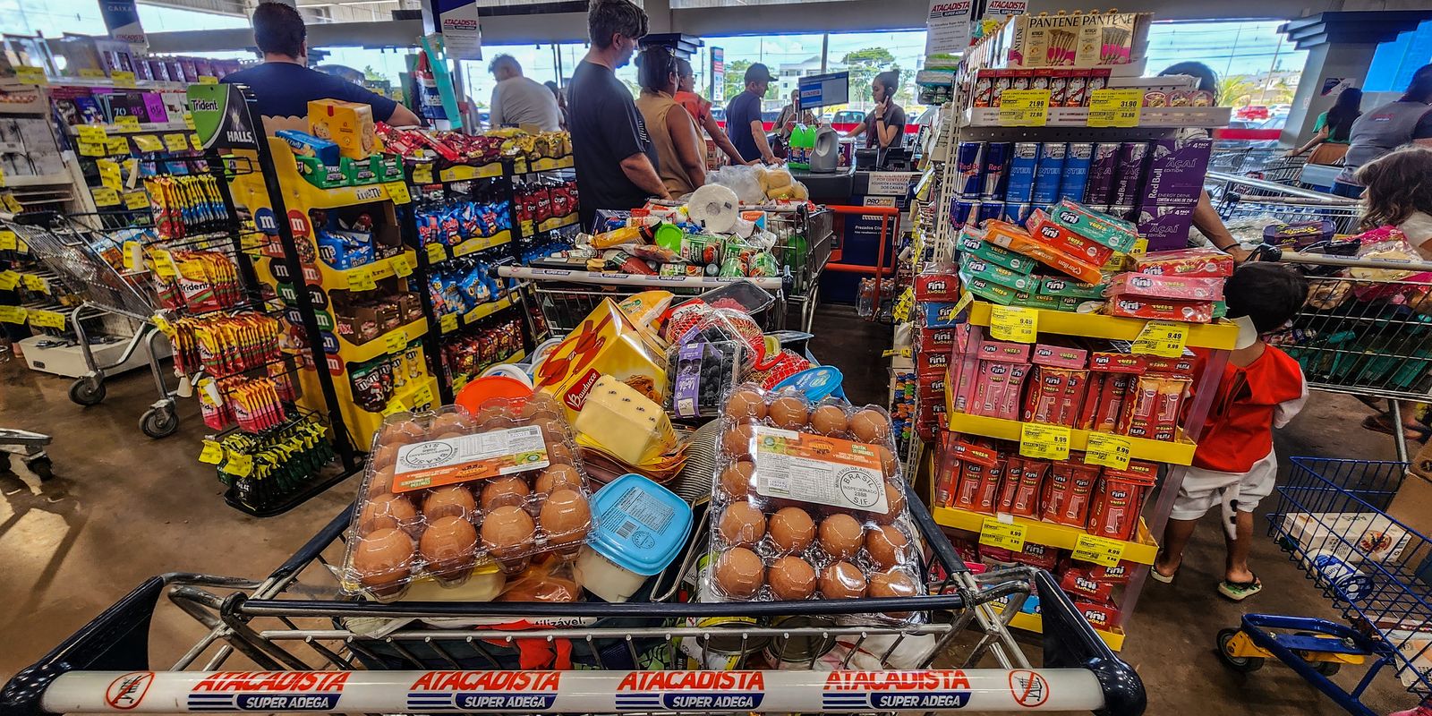 Consumo de alimentos registra alta após proibição das bets no Brasil, aponta Abras