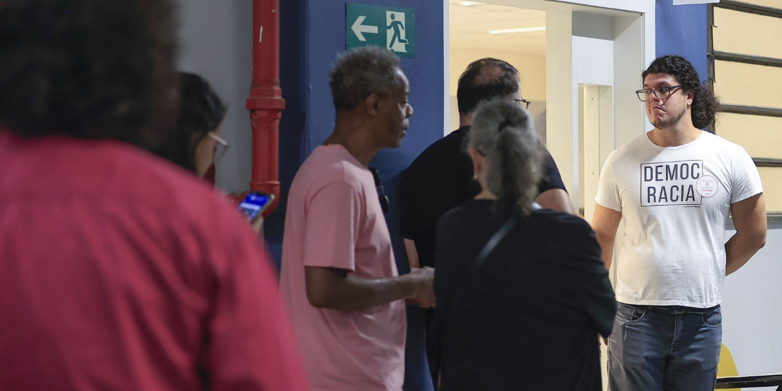 Eleitores têm até as 17h deste domingo para votação no primeiro turno