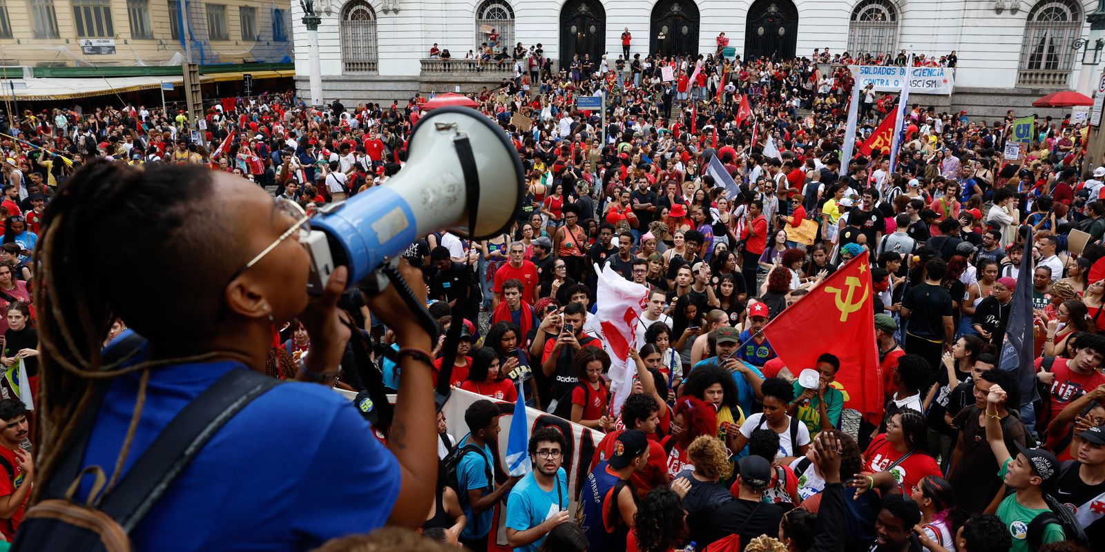 UNE mobiliza manifestações estudantis em apoio a Lula pelo país