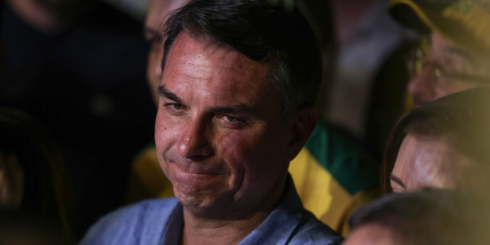 Flávio Bolsonaro enfrenta isolamento após fuga e carta golpista