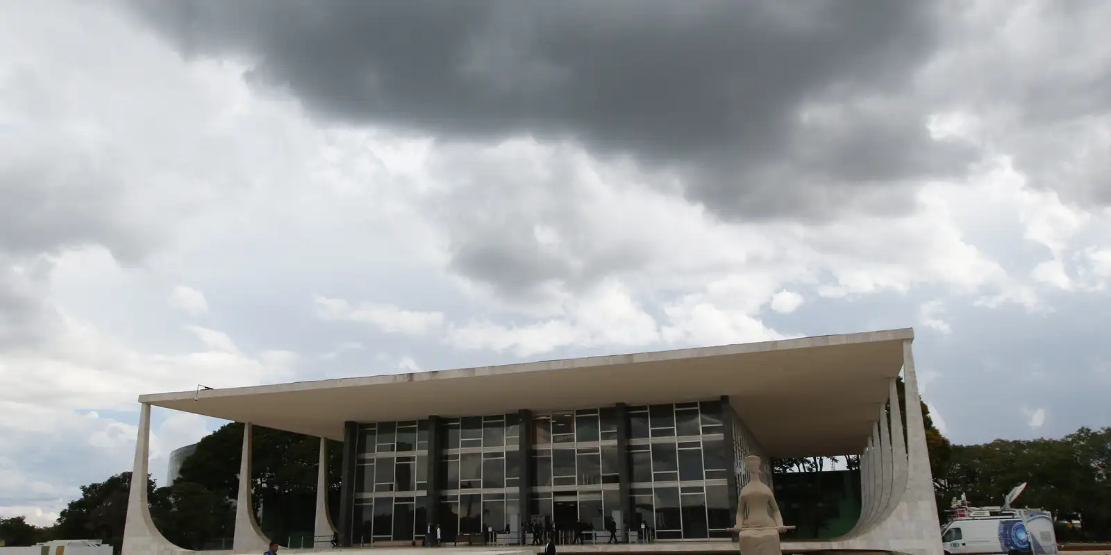 Homem é detido após tentar invasão ao STF e arremessar mochila em Brasília