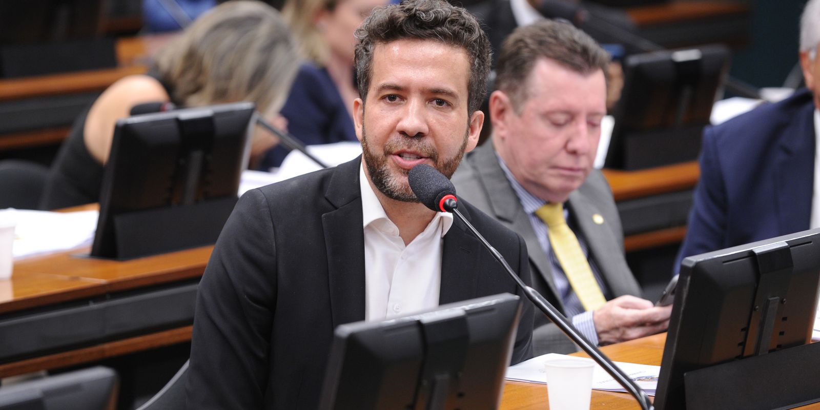 André Janones aponta censura em decisão do TSE que bloqueou canal no WhatsApp