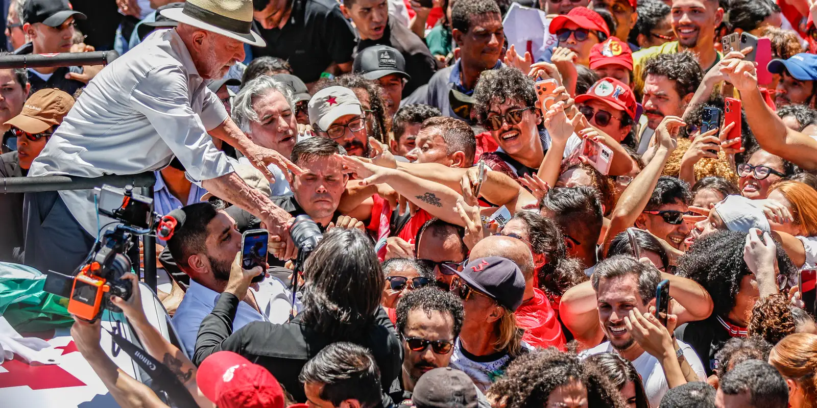 Lula anuncia que PT vai à Justiça contra suspensão do canal nas eleições
