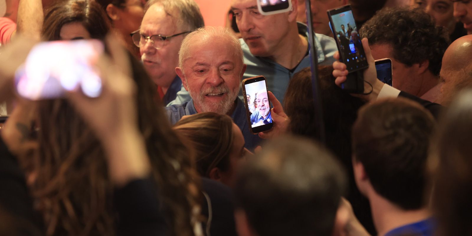 Lula agradece votos nas eleições presidenciais e defende regulação das redes