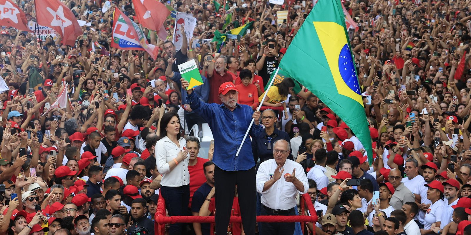 Lula é reeleito presidente do Brasil em uma virada histórica