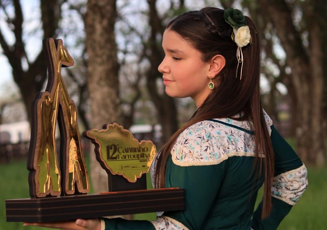 Manuela Monteiro conquista o 3º lugar no Cantinho Farroupilha, em Alegrete