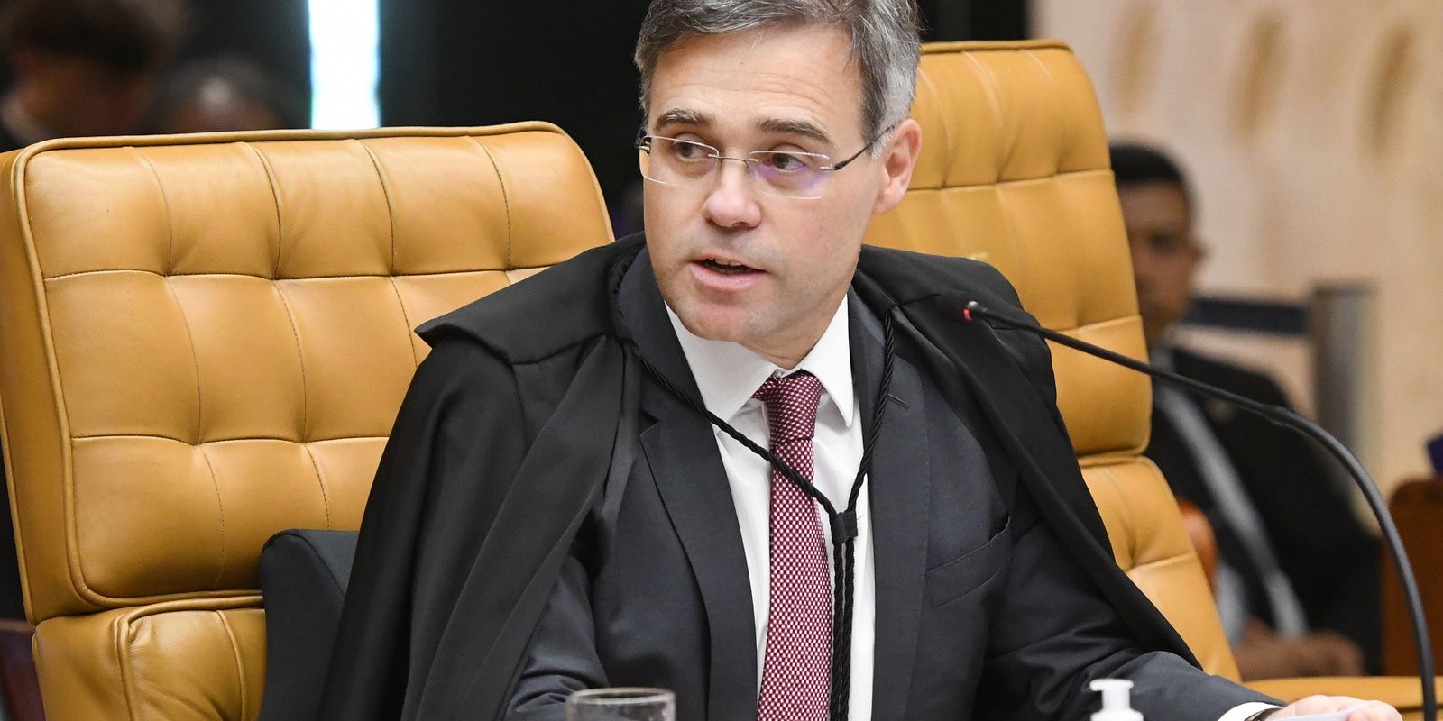 Nova decisão do TSE manda deputados apagarem vídeo contra Flávio Bolsonaro