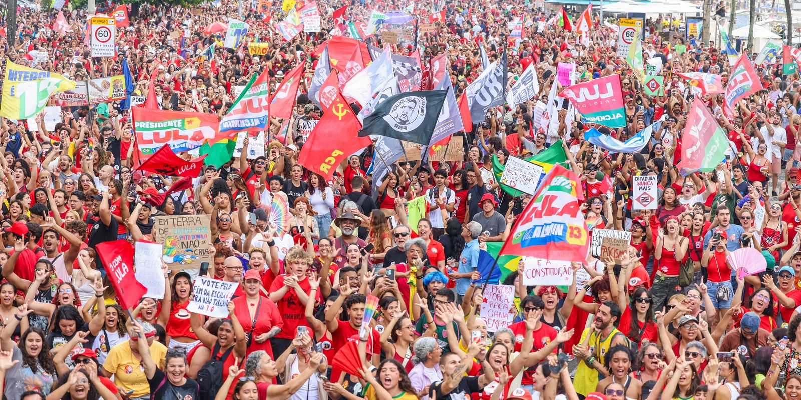 Ato em Copacabana reúne milhares em defesa da democracia e de Lula no Rio