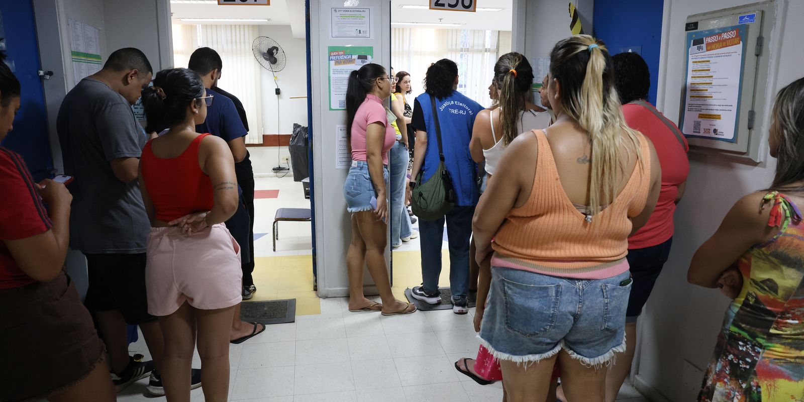 Moradores do Complexo da Maré mobilizam-se para divulgar novos locais de votação