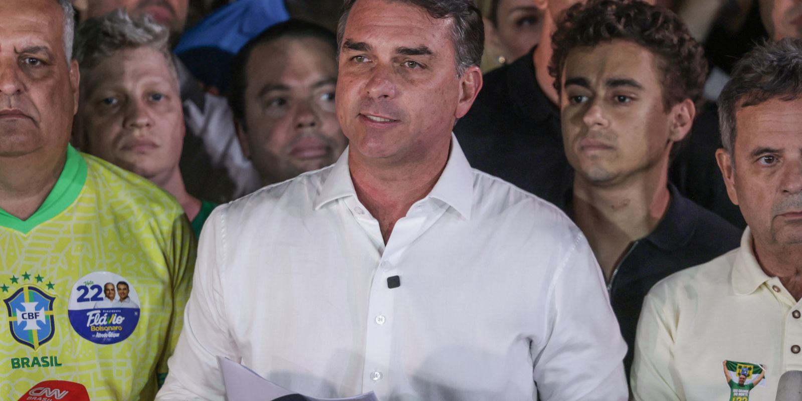 Polícia Federal cancela passaportes de Flávio Bolsonaro após ordem judicial