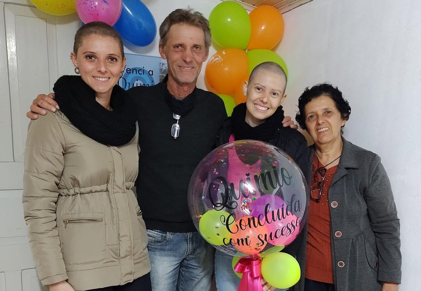 Foto: Silvia ao lado da família.