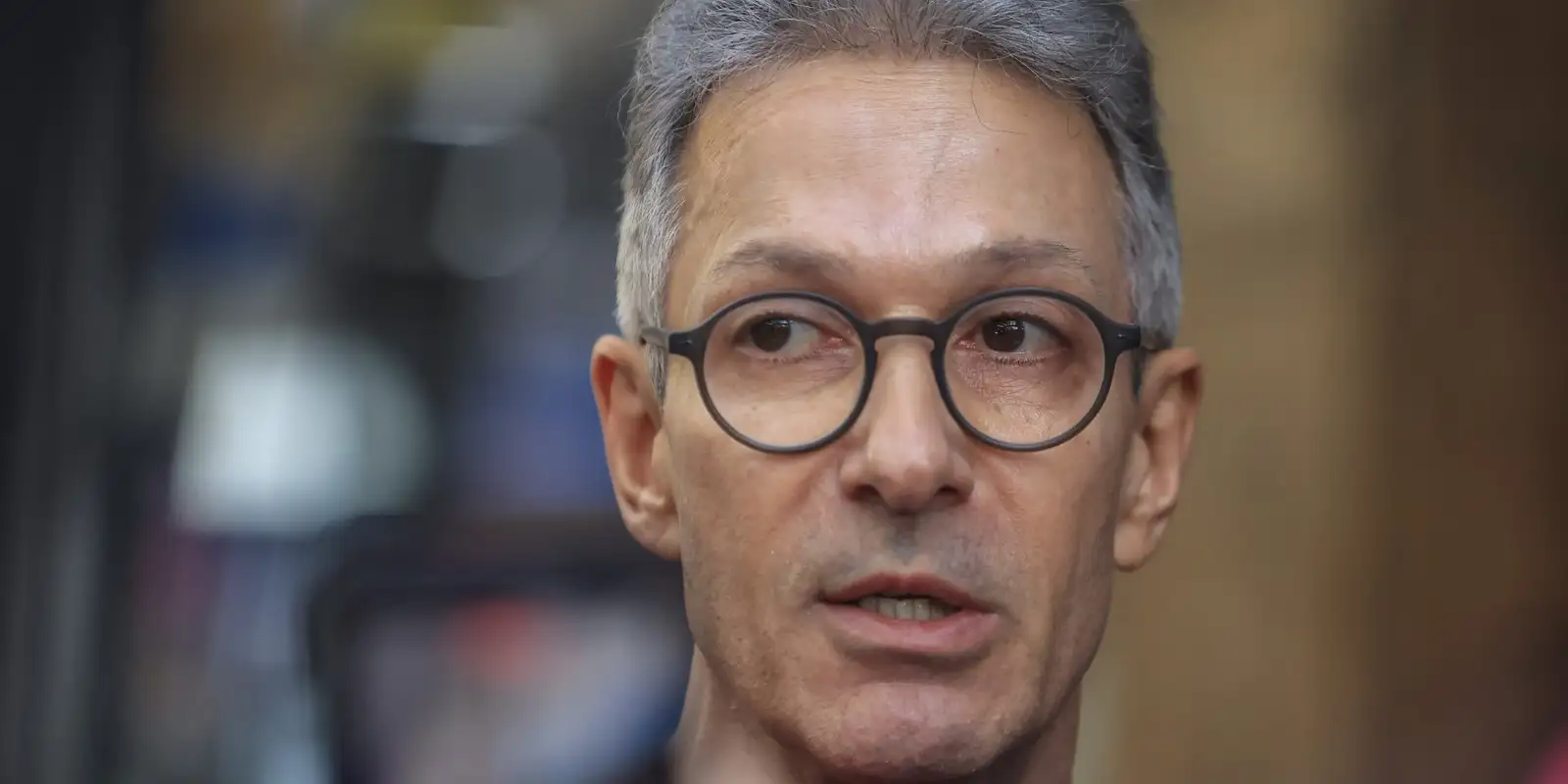 TRE-MG investigará uso de celular por Romeu Zema na cabine de votação