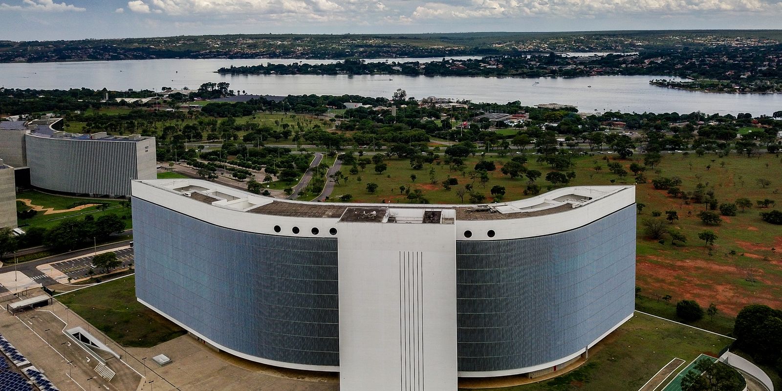 TSE exige isonomia no uso da IA da Meta após falha em imagens de candidatos