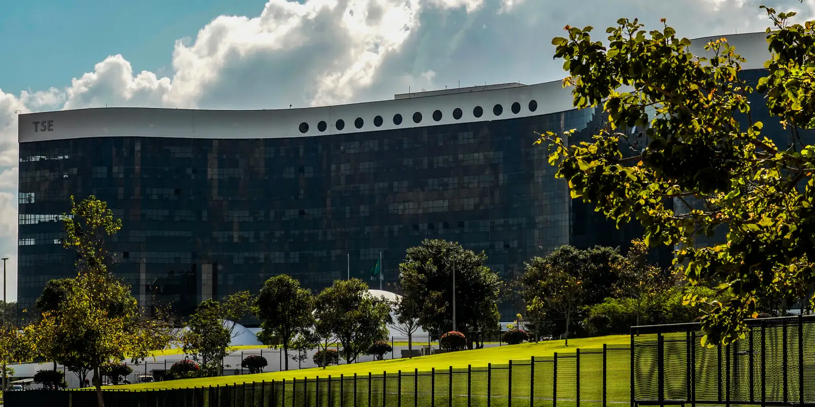 Tribunal Superior Eleitoral manda Lula e Janja apagarem vídeos contra Flávio Bolsonaro