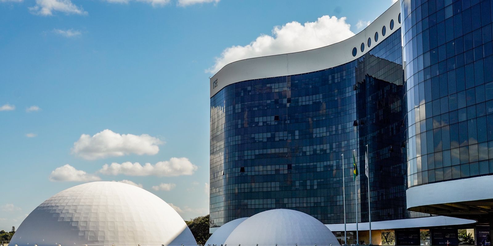 Decisão do TSE rejeita pedido de Flávio Bolsonaro contra sindicatos